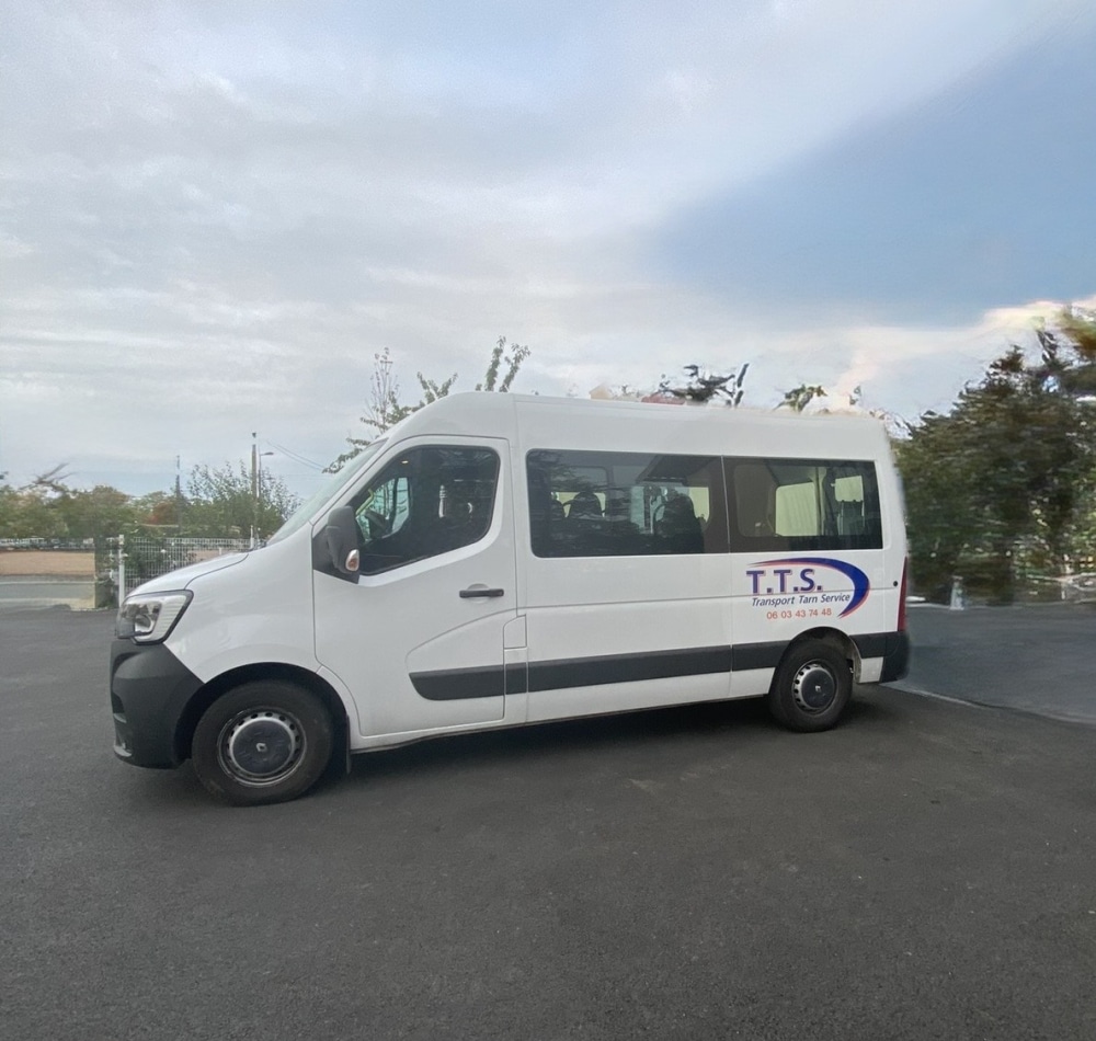 T.T.S. Transport Tarn Service - Navette de Personnes Navette blanche T.T.S. Transport Tarn Service, logo et numéro 06 03 43 74 48 visible sur le côté.